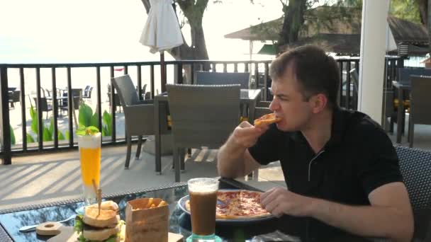 Hombre Disfruta Una Comida Variada Con Pizza Sándwich Bebida Refrescante — Vídeos de Stock