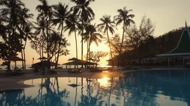 Tropikalna Sceneria Kurortu Spokojnym Basenem Palmami Pawilonami Plażowymi Zachodzie Słońca — Wideo stockowe