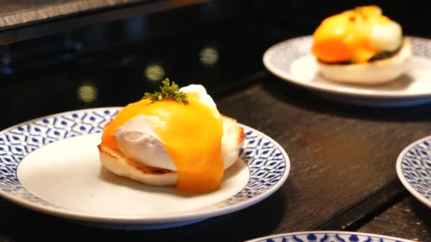 Gourmet Breakfast Presentation Poached Eggs Hollandaise Sauce Artisan Bread Served — Stock Video
