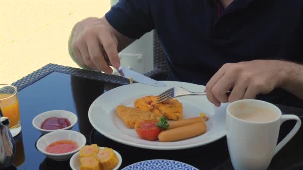 Mężczyzna Cieszący Się Obfite Śniadanie Świeżym Powietrzu Tostami Jajka Kiełbasy — Wideo stockowe
