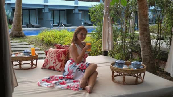 Frau Genießt Tropischen Urlaub Mit Erfrischendem Getränk Entspannte Lounge Freien — Stockvideo