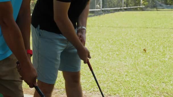 Golfistas Praticando Colocar Verde Com Foco Primeiro Plano Com Tacos — Vídeo de Stock