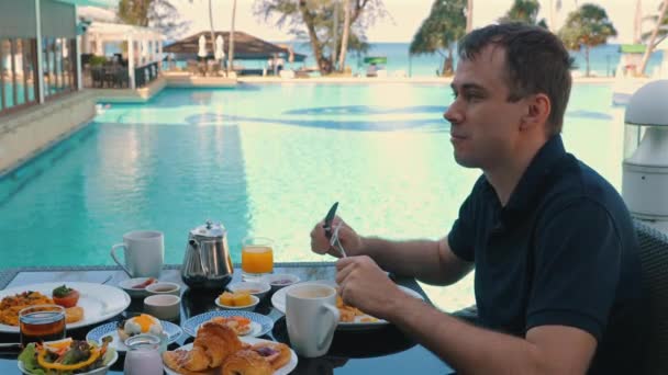 Человек Наслаждается Роскошным Завтраком Разнообразной Кухней Ресторане Бассейна Отдых Путешествия — стоковое видео
