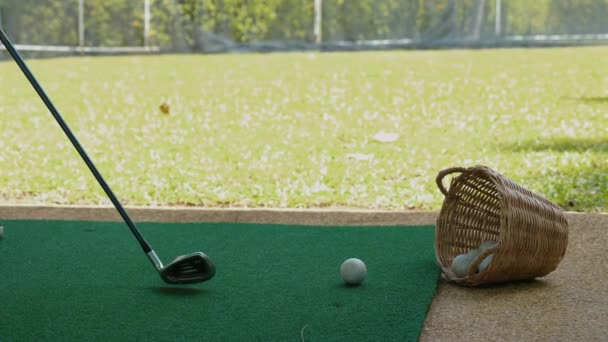 Golfütő Labda Golfpályán Golyókkal Oldalán Jelezve Szabadidős Tevékenységet Sportedzést Szabadtéri — Stock videók
