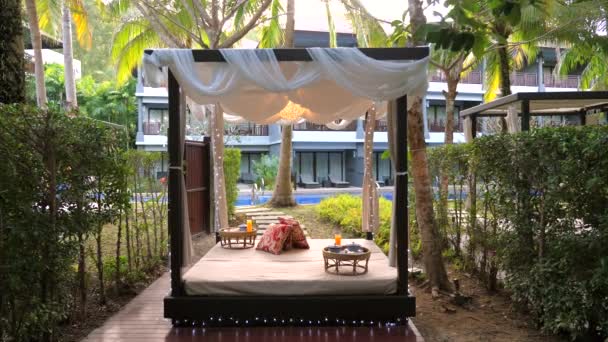 Luksusowy Odkryty Hotel Cabana Zasłonięty Czystymi Białymi Zasłonami Wyposażony Pluszowe — Wideo stockowe