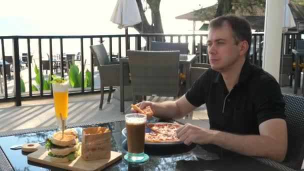 Muž Těší Jídlo Pizzou Sendvič Restauraci Pláže Tropickým Výhledem Oceán — Stock video