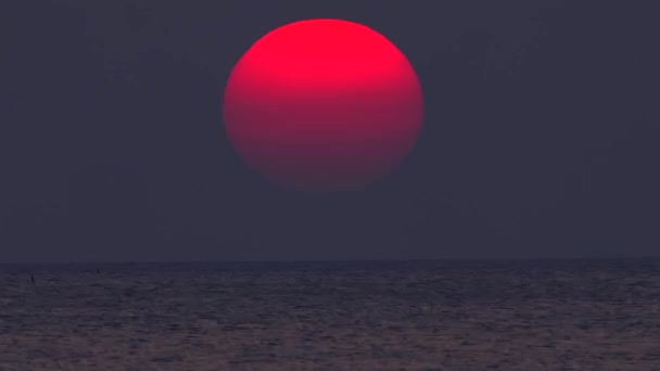 Серединність Сутінках Велике Червоне Сонце Спускається Горизонт Над Спокійним Океаном — стокове відео