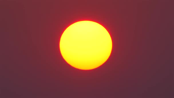Яскравий Захід Сонця Теплим Сяючим Сонцем Зосередженим Багатому Червоному Небі — стокове відео
