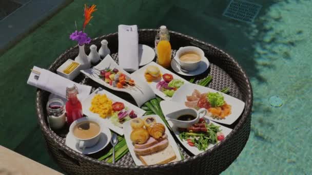 Luksusowe Śniadanie Przy Basenie Różnych Smakoszy Serwowane Tacy Wyposażony Świeże — Wideo stockowe