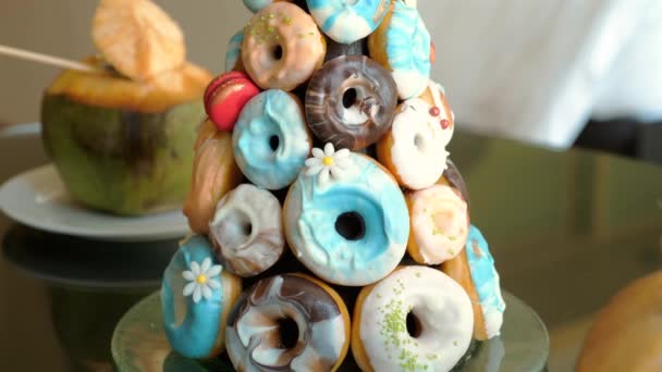 Kleurrijke Donut Toren Plaat Voor Feestelijke Viering Diverse Geglazuurde Donuts — Stockvideo
