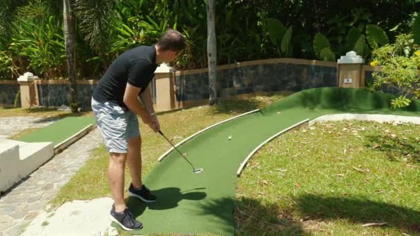 Homem Adulto Ativo Jogando Mini Golfe Dia Ensolarado Desfrutando Atividades — Vídeo de Stock