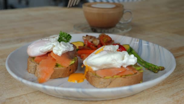 Gourmet Πρωινό Ποσέ Αυγά Και Καπνιστό Σολομό Σερβίρεται Ψωμί Ολικής — Αρχείο Βίντεο