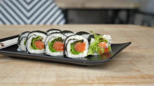 新鮮なサーモン キュウリ ライスを黒板に巻いたおいしい寿司 本格的な和食と料理のアート — ストック動画