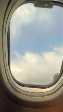 Bulutların ve gökyüzünün yüksek irtifada seyahat ve uçuş sükuneti perspektifi sunan hava penceresinden görülebilen görüntüsü. Skyline ve seyahat deneyimi.