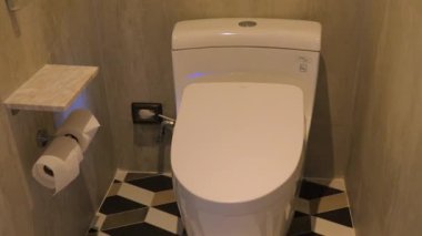 Çağdaş banyoda mavi LED ışıkları olan modern yüksek teknoloji bidet tuvaleti, banyo teknolojisi ve hijyendeki gelişmeleri gösteriyor. Banyo İnovasyon ve Teknoloji