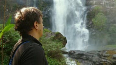 Lush Ormanı 'ndaki Şelale' ye hayran olan, Doğa ve Huzurun Tadını Çıkaran Adam. Açık hava Macerası ve Yalnızlık.