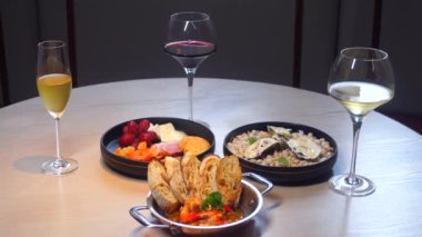 Şık yemek masası gurme yemekleri, çeşitli meyveler ve kaliteli şaraplar sofistike yemek deneyimi için mükemmel bir ortam. Güzel Yemek ve Mutfak Sanatı