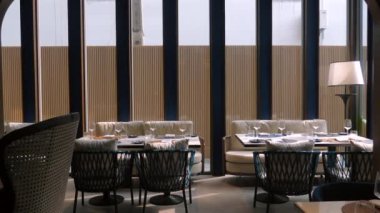 Zarif mobilyaları ve şık dekorları olan modern restoran iç mimarisi, rahat koltukları ve iyi hazırlanmış masaları olan, yemek ve sosyal toplantılar için mükemmel. Misafirperverlik ve Yemek.