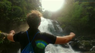 Şelalede Zaferle Kollarını Yükselten Kişi Doğayla Başarı ve Bağlantıyı Kutluyor.