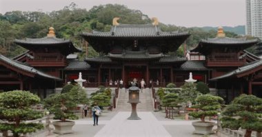 Karmaşık mimarisi olan geleneksel Çin tapınağı, bereketli bonsai bahçeleri ve dağlık zemin. Huzurlu ve pitoresk tarihi yerleri keşfeden ziyaretçiler. Görkemli Kültür Mirası.