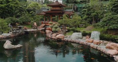 Serene Japon bahçesi, ahşap pavyonu, koi havuzu, yemyeşil ve kaya oluşumları. Huzurlu ve huzurlu açık hava rahatlama ve meditasyon için mükemmel..