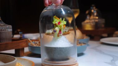 Şef, gurme yemek deneyimini şık bir restoran ortamında taze salata ve bir bardak beyaz şarapla sunar. Güzel Yemek ve Mutfak Sanatı