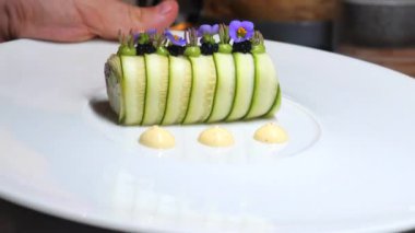 Yenilebilir çiçekler ve yeşil püre ile süslenmiş gurme tabaklar, mükemmel mutfak yemekleri ve güzel yemeklerde yaratıcı sunumlar. Aşçılık Sanatı ve Güzel Yemek.