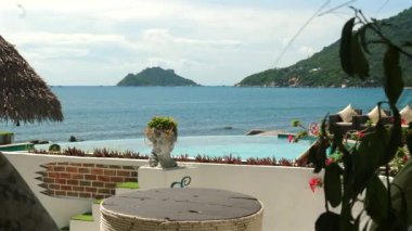 Okyanusa tepeden bakan sonsuz havuzlu ve yemyeşil dağları olan bir tatil beldesi. Tropikal tatil ve rahatlama için ideal bir yer. Seyahat ve Boş Zaman