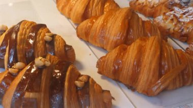 Fırında taze pişmiş kruvasanlar sergilenmekte, altın-kahverengi kabuk ve pul pul tabakalar vurgulanıyor, kahvaltı ya da gurme düşkünlüğü. Aşçılık Sanatları ve Pastası.