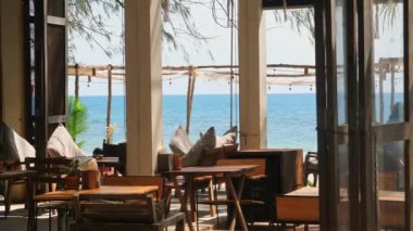 Ahşap Mobilyalı Sahil Kafe Gökyüzü Okyanusu, Rahatlama ve Boş Zaman.