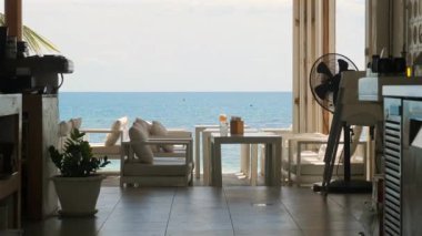 Manzaralı deniz manzaralı rahat bir kafe, atmosferi cezbedici ve tatil için rahatlatıcı bir ortam, boş zaman ve uzak çalışma, mavi gökyüzü ve sakin sularla sakin bir yaz günü. Rahatlama ve Seyahat