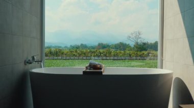 Huzurlu kırsal manzaralı lüks bir küvet, rahatlama ve sükunet için mükemmel, Spa ve Sağlık.