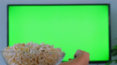 Patlamış mısır ve uzaktan kumanda kasesi, Yeşil Ekran Arkaplanı ile Televizyon İzleme, Boş Zaman ve Eğlencenin Tadını Çıkarma.