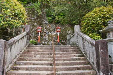 Kurama-Dera tapınağının merdiven ve feneri. Kyoto Japonya