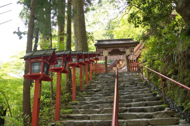 Kifune-jinja türbesinin merdiven, fener ve mabet kapısı. Kyoto Japonya