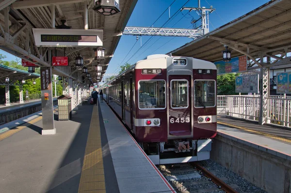 嵐山駅に停車する阪急電車 京都日本 — ストック写真