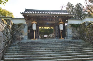 Sanzenin Tapınağı 'nın kapısı ve merdivenleri. Ohara Kyoto Japonya