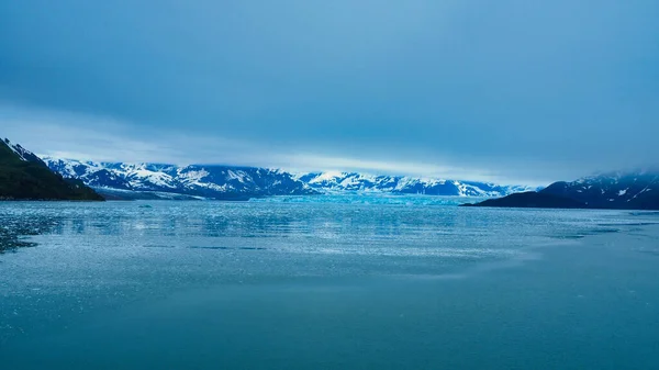 海に対するハバード氷河の眺め アラスカアメリカ — ストック写真