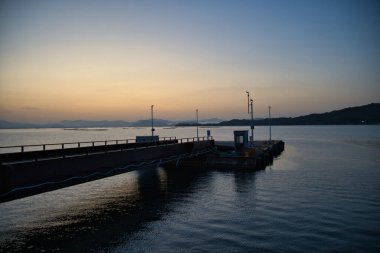 Sabahın erken saatlerinde sessiz iskelede. Miyajima Japonya  