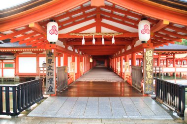 Itsukushima-Jinja tapınağının girişi ve koridoru. Miyajima Japonya  