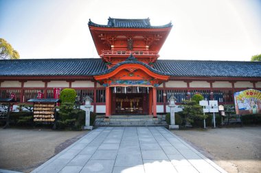 Isaniwa-jinjya 'nın Sakuramon kapısı. Matsuyama Ehime Japonya