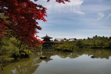   Gölün üzerinde üstü kapalı bir köprü. Kyoto Japonya 