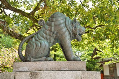 Kurama-Dera tapınağının önünde oturan kaplan şeklinde koruyucu bir köpek. Kyoto Japonya