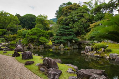 Daigo-ji tapınağında göleti olan Japon bahçesi. Kyoto Japonya