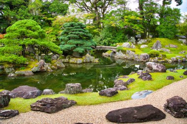 Daigo-ji tapınağında göleti olan Japon bahçesi. Kyoto Japonya