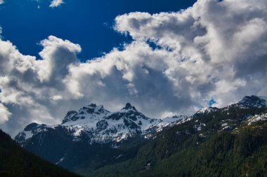 Gökyüzü Pilot Dağı 'nın panorama görüntüsü. MÖ. Squamish Kanada