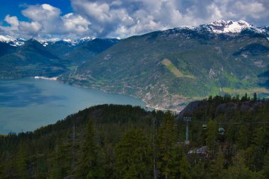 Howe Sound ve dağların manzarası. MÖ. Squamish Kanada
