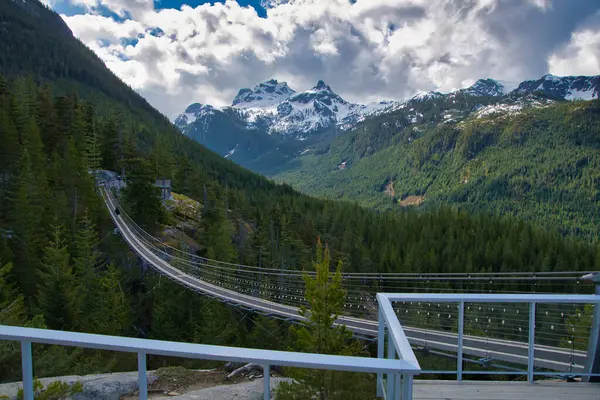 Gökyüzü Pilotu 'nun Gök Gondola' ya olan deniz asma köprüsünün görüntüsü. MÖ. Squamish Kanada