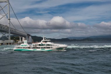 Naruto Boğazı 'nda bir gezi teknesi..