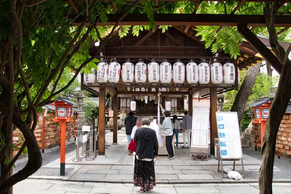 Yasui Kompirag Tapınağı 'nda dua edenler var. Kyoto Japonya 17 Mayıs 2022